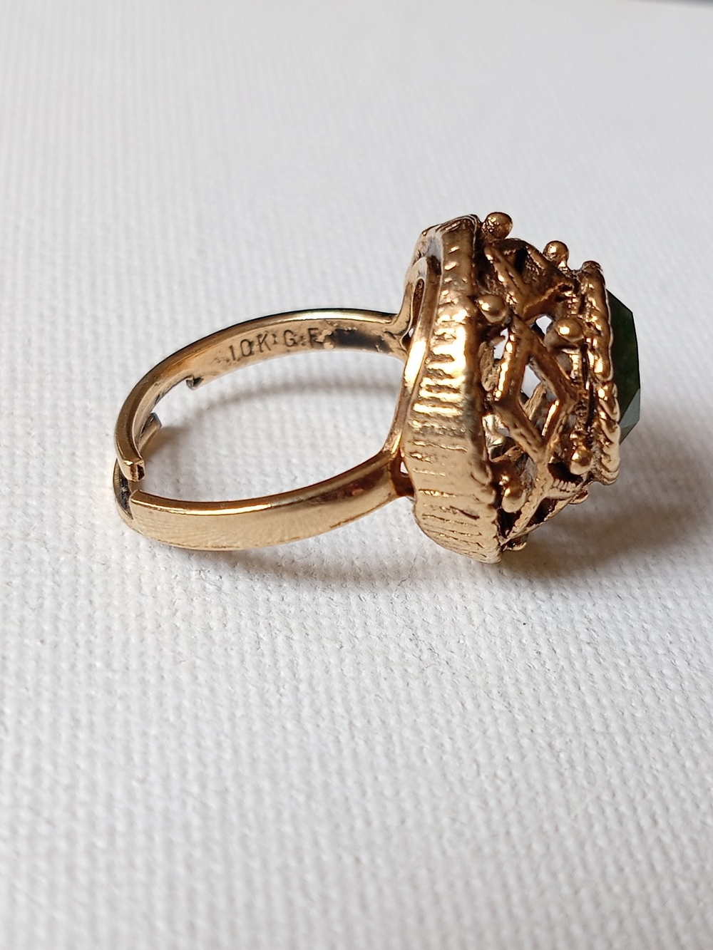10KGF Gold Tone Green Stone Filigree Ring Vintage